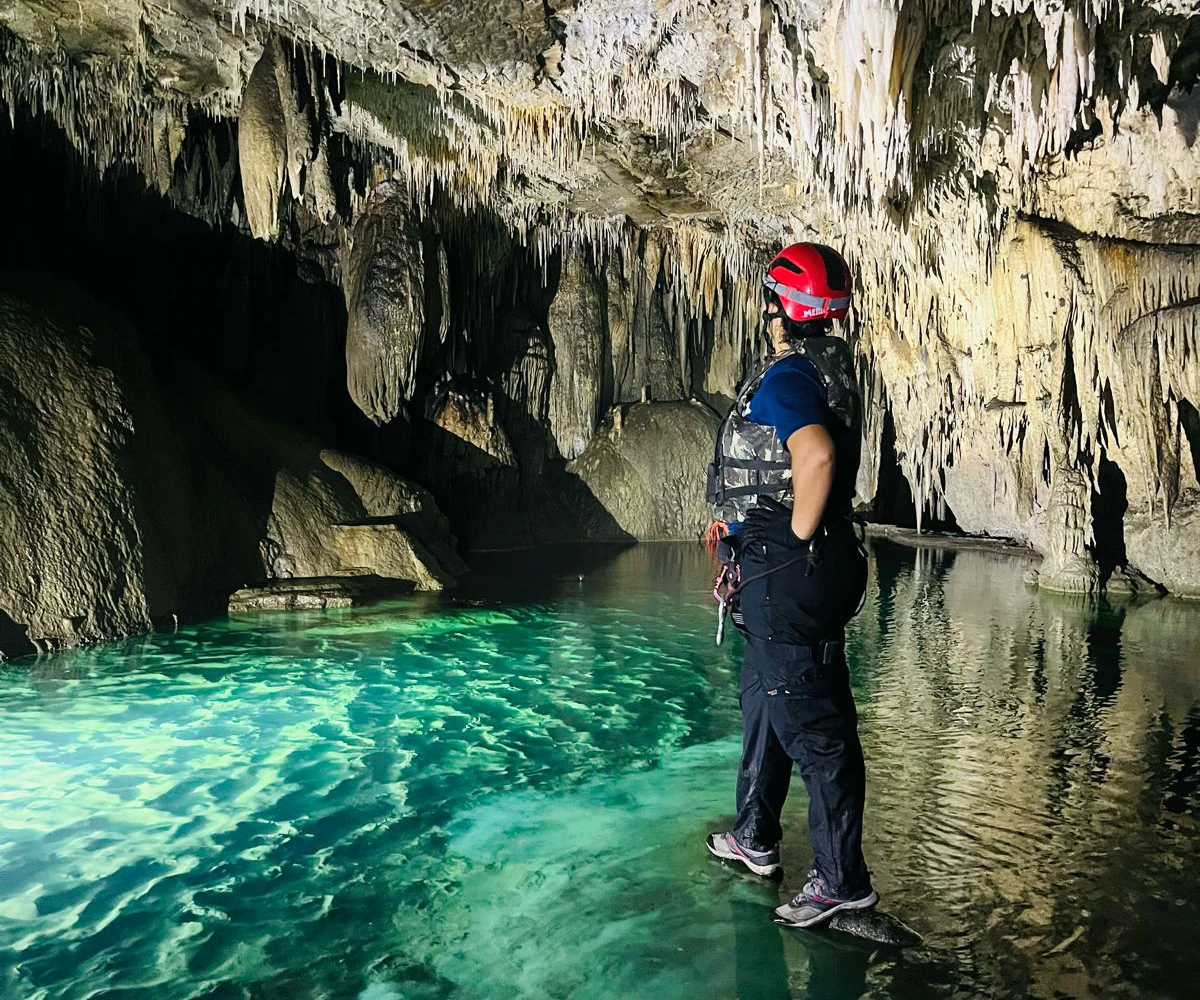 Guia da Parque Aventuras conduzindo grupo em caverna do PETAR